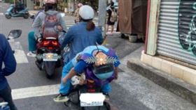 小學生,機車,後座,昏睡,壓力。(圖/翻攝自路上觀察學院臉書)