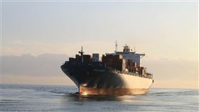 貨輪過境遭扣押　男竟滯留船上達4年
一夕之間升官究竟是好還是壞？這起案例在4年前的埃及真實上演。一名敘利亞男子艾沙（Mohammed Aisha）在成為船員僅僅2個月的時間突然變成船長，更誇張的是他被滯留在船上長達4年。
https://pixabay.com/zh/photos/freighter-cargo-ship-industry-port-315201/
圖／翻攝自pixabay