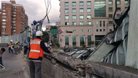 聯結車行經水源快速道路時，鋼條突然掉落。（圖／翻攝畫面）