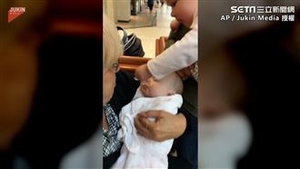 初見獻香吻暖翻　下秒搶奶嘴宣示主權