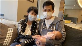 歷經5次取卵的張小姐（左），總算成功受孕，更於今年4月初成功生子，與先生決定小兒子取名「小花輪」。（圖／記者簡浩正攝影）