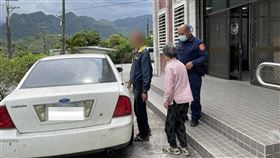 86歲阿嬤花蓮富里山區走失　員警摸黑找到人花蓮富里鄉豐南村謝姓阿嬤日前跟兒子上山後不見蹤影，由於當地傳出多起長者離奇失蹤事件，家屬急忙報警，玉里警分局永豐派出所員警當晚摸黑尋人，最後在往台東方向的台23線找到謝姓阿嬤。（玉里警分局提供）中央社記者張祈傳真  110年4月24日