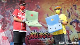 ▲龍象大戰前舉辦球迷拆球場座椅比賽。（圖／記者劉彥池攝影）