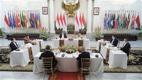 東協外長會議討論緬甸情勢東協24日下午將在雅加達舉行峰會，討論緬甸情勢，印尼外交部長勒特諾（後排右1黃衣者）23日晚間與東協外長召開工作會議。（印尼外交部提供）中央社記者石秀娟雅加達傳真  110年4月24日