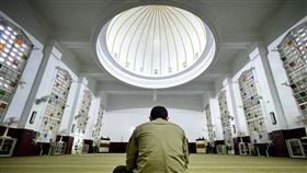 北市完成台北清真寺消毒　本週暫停開放（2）確診武漢肺炎機師16日曾赴台北清真寺參加活動，北市府23日表示，寺內已完成消毒作業，本週也配合封閉，待下週再評估是否恢復開放。圖為110年3月31日民眾於台北清真寺內活動情形。中央社記者王飛華攝  110年4月23日