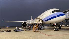 首批來自COVAX的19.92萬劑AZ疫苗，今（4）日清晨運抵桃園國際機場，由華航派遣最新的A350-900客機執行任務，在台北時間上午05:29運抵桃園機場，順利完成運送任務。

