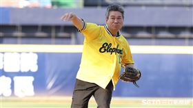 ▲兄弟傳奇球星陳義信、王俊郎受邀替龍象大戰開球。（圖／記者劉彥池攝影）
