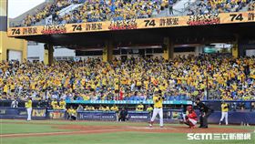 ▲中信兄弟洲際主場一片黃海。（圖／記者劉彥池攝影）