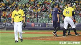 ▲中信兄弟終結者李振昌控球不穩，單局3次保送僅投0.2局留下滿壘局面退場。（圖／記者劉彥池攝影）