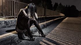 女子因感情不順，在臉書直播要跳溪。（示意圖、非當事人／pixabay）