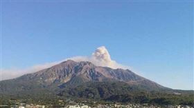 日本櫻島火山噴發（圖／翻攝自推特@omxiang）