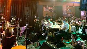 陳子鴻設專案部開辦歌唱課程再辦成果發表 郭台銘郭董小女兒QQ也來學唱歌被讚歌聲宏亮有大將之風 喜歡音樂提供