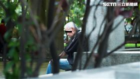 老人示意圖（記者陳弋攝影）