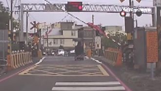 老婦駕電動車直直撞　闖平交道撞斷桿