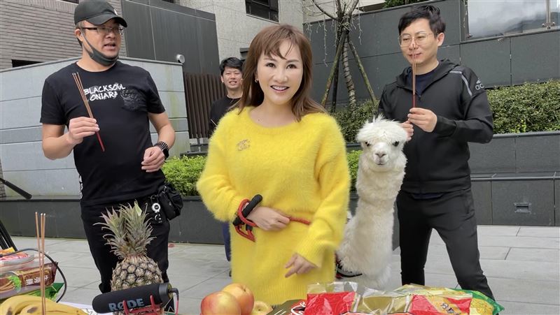 草泥馬失控將鳳梨吃下肚　結局神反轉