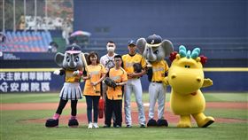 中信兄弟邀請唐寶寶到球場開球、擔任一日店員。（圖／中信兄弟提供）