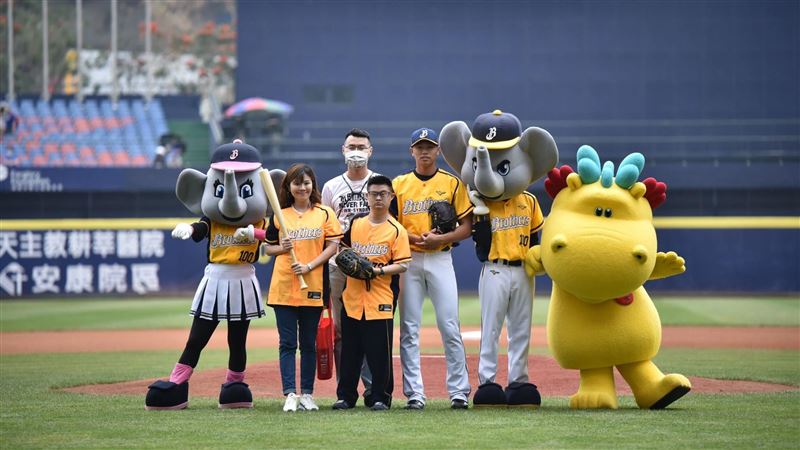 中信兄弟力挺公益　邀唐寶寶再次開球