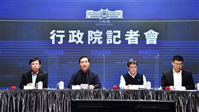 行政院長蘇貞昌25日親自召開「台鐵改革會議」，聽取交通部提出台鐵改革方案。會後由發言人羅秉成及交通部長王國材等人召開記者會轉述。（圖／翻攝蘇貞昌臉書）