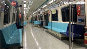 獨／全員防疫直擊！捷運板南線人少、記者會發「手套」防疫（圖／記者陳宜加攝影）