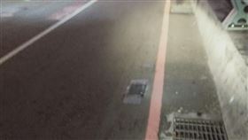 馬路上突冒詭異突起物！內行人揭「真實用途」：測完就拆掉