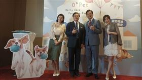 藝人米可白（左一）今出席寵物生醫產品活動時呼籲，狗狗沒有健保也不會喊痛，應提前預防並多些關懷避免遺憾。（圖／萬寶特提供）