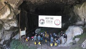 15人在未帶手機、手錶的前提下，進入又暗又濕冷的洞穴生活40天。（圖／翻攝自Christian Clot, explorer臉書）