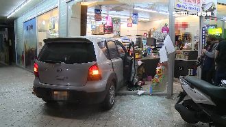 轎車半夜慘撞進北市超商　客結帳遭夾