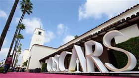 洛杉磯聯合車站鋪紅毯迎接奧斯卡第93屆奧斯卡金像獎在防疫考量下，首度在洛杉磯市中心的聯合車站（Union Station）舉行，紅毯規格縮減。（美國影藝學院提供）中央社記者林宏翰洛杉磯傳真  110年4月26日