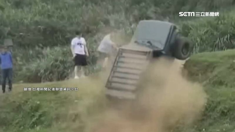挑戰越野極限！吉普車衝陡坡翻滾倒地