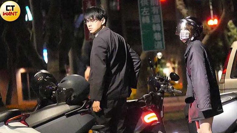 撇小鐘甜摟西裝男　林莎大街秀愛被攝