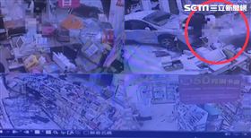 銀色遭闖紅燈駕駛波及，被撞進超商，正在結賬的女客人被夾在櫃檯及車輛之間 翻攝畫面