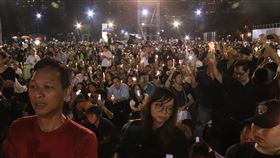 大批港人參加六四30週年燭光晚會香港支聯會4日在維園舉行「六四」30週年燭光晚會，有大批民眾參加，以行動表達他們「不會忘記六四」。中央社記者張謙香港攝　108年6月4日