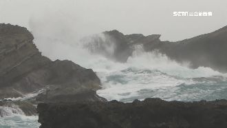 驚險直擊　石梯坪4樓高巨浪襲觀浪客