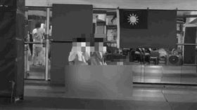 7歲男童遭柔道教練狠摔27次影片曝光，男童舅舅拍下影片，教練狠摔冷血插腰喊別裝了 (圖／男童家長提供)