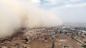 甘肅沙塵暴來襲  吞噬城鎮