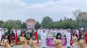 第一學府淪落了？陸清大女「校慶辣舞」　網轟：一股風塵味（圖／翻攝自信小呆YouTuube）