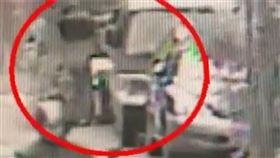 景美貓咪遭槍擊，北市文山二警從虐貓槍手住處搜出鎮暴槍及大批鉛、鋁彈。 翻攝畫面