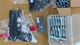 景美貓咪遭槍擊，北市文山二警從虐貓槍手住處搜出鎮暴槍及大批鉛、鋁彈。 翻攝畫面