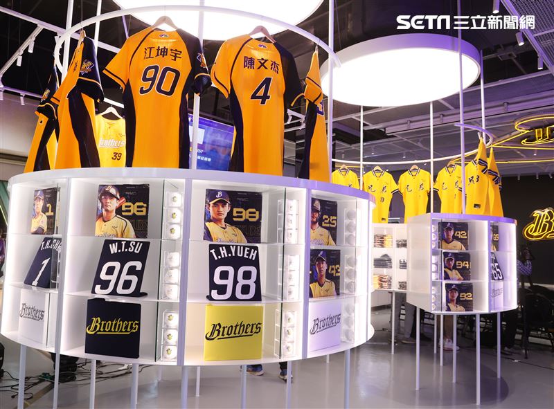 中信兄弟南港旗艦店2.0「B-SPACE」開幕。（記者邱榮吉/攝影）