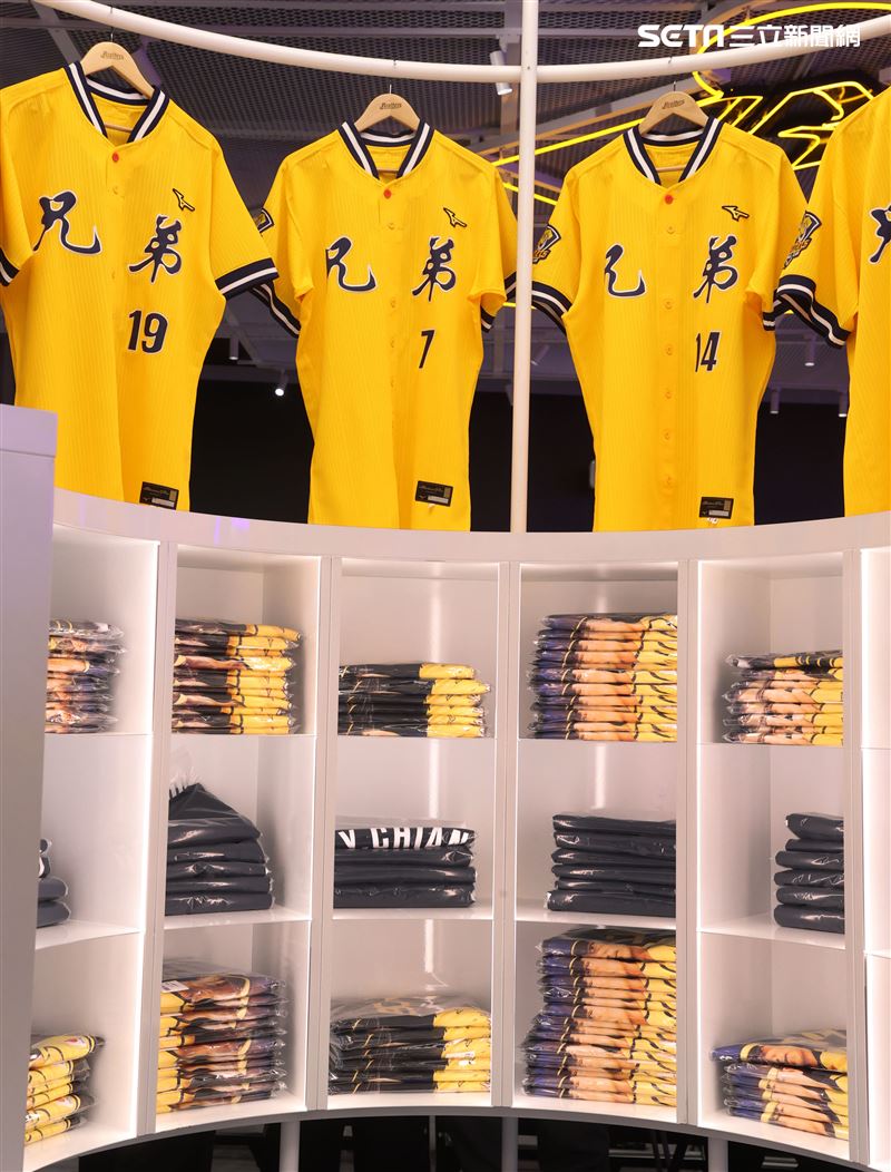 中信兄弟南港旗艦店2.0「B-SPACE」開幕。（記者邱榮吉/攝影）