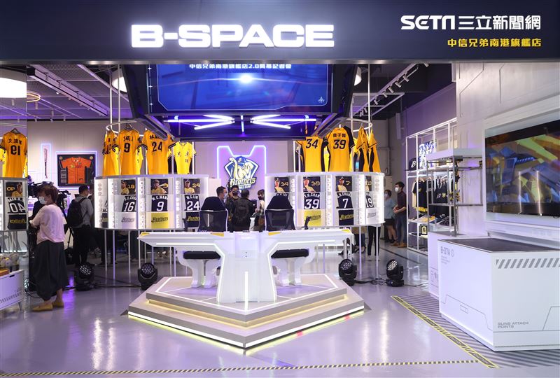 中信兄弟南港旗艦店2.0「B-SPACE」開幕。（記者邱榮吉/攝影）