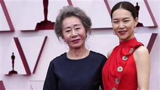 女星削肩禮服登紅毯　韓網轟飄中國味