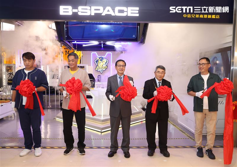 中信兄弟南港旗艦店2.0「B-SPACE」開幕。（記者邱榮吉/攝影）