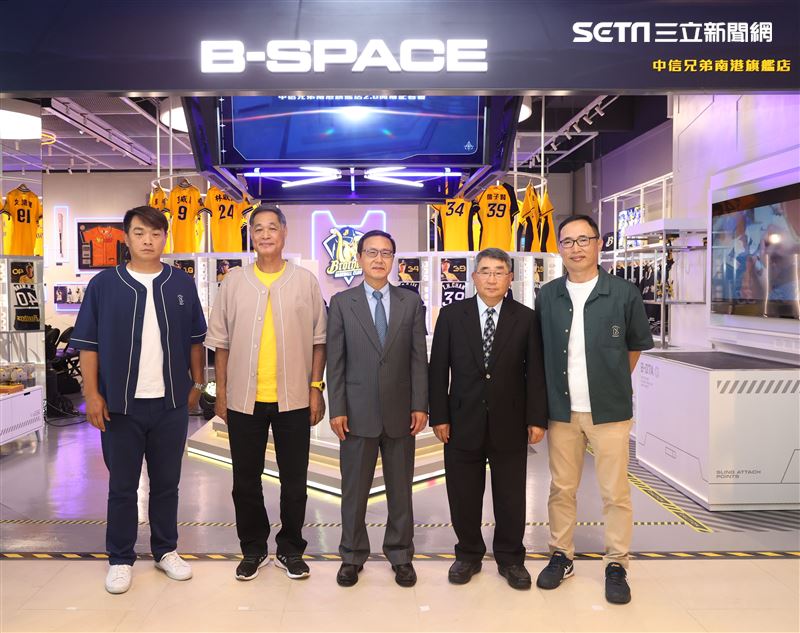 中信兄弟南港旗艦店2.0「B-SPACE」開幕。（記者邱榮吉/攝影）