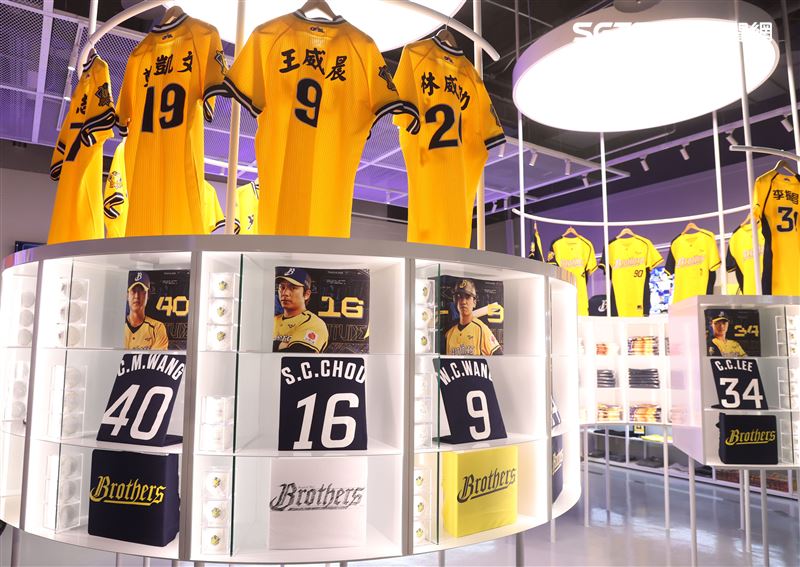 中信兄弟南港旗艦店2.0「B-SPACE」開幕。（記者邱榮吉/攝影）