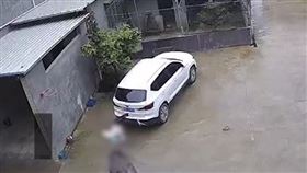 瘋牛突竄出！男童「2度被頂飛」…崩潰求饒：對不起牛大哥 圖／翻攝自漩渦視頻