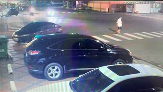 撞擊瞬間曝！高雄女斑馬線撞飛孝子