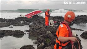 快訊／台東成功漁港傳意外！遊艇遭海浪打翻　一男一女送醫