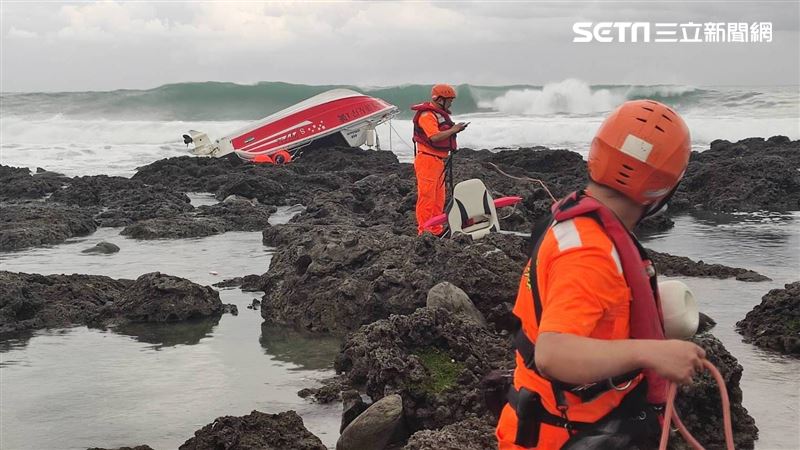 遊艇遭海浪打翻！台東漁港2人急送醫