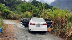 中橫3人疑燒炭輕生  檢警相驗釐清案情台中市和平區中橫公路旁產業道路25日發現有3人疑在車內燒炭輕生，檢方26日在東勢殯儀館進行相驗，釐清案情。（請珍惜生命。自殺防治專線（24小時）：0800-788-995；生命線：1995）（民眾提供）中央社記者郝雪卿傳真  110年4月26日